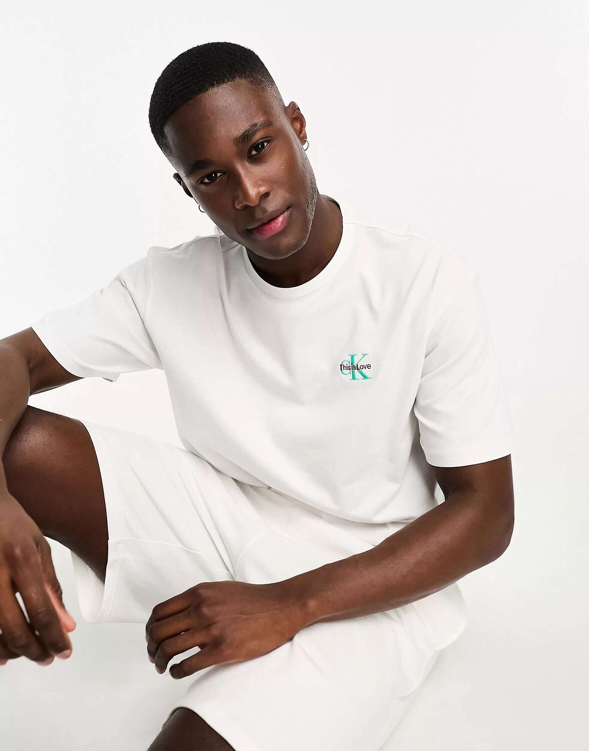 

Белая футболка Calvin Klein Pride Lounge