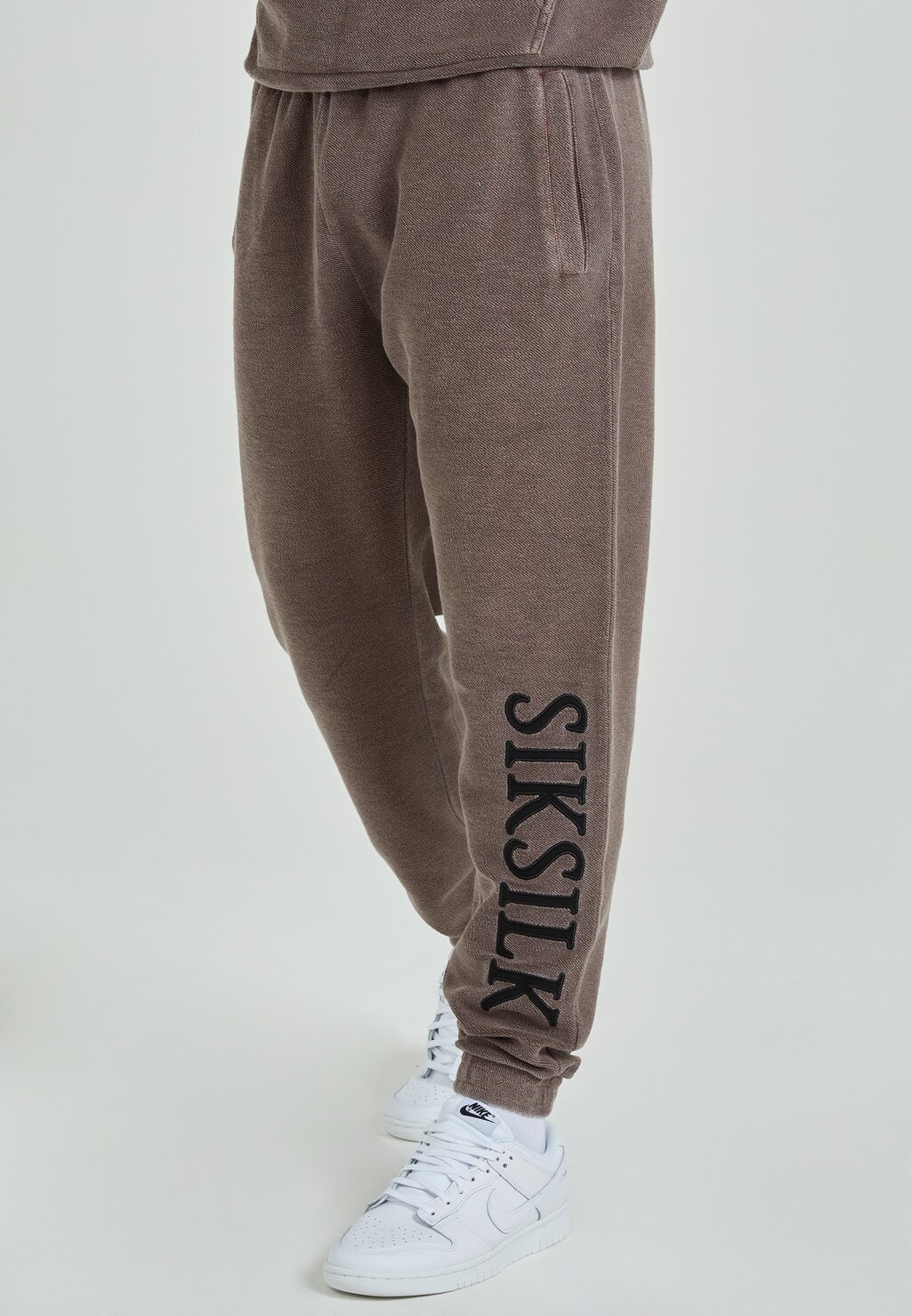 

Тренировочные брюки SIKSILK, коричневый