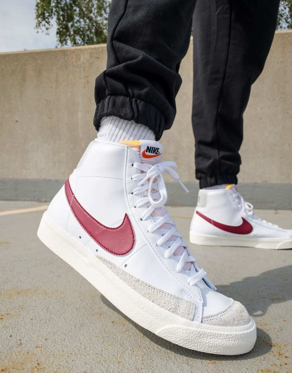 

Бело-свекольно-красные винтажные кроссовки Nike Blazer Mid '77