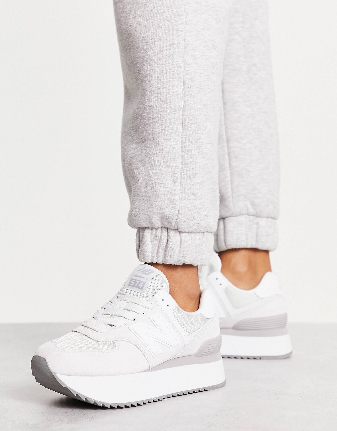 

Серые кроссовки New Balance 574