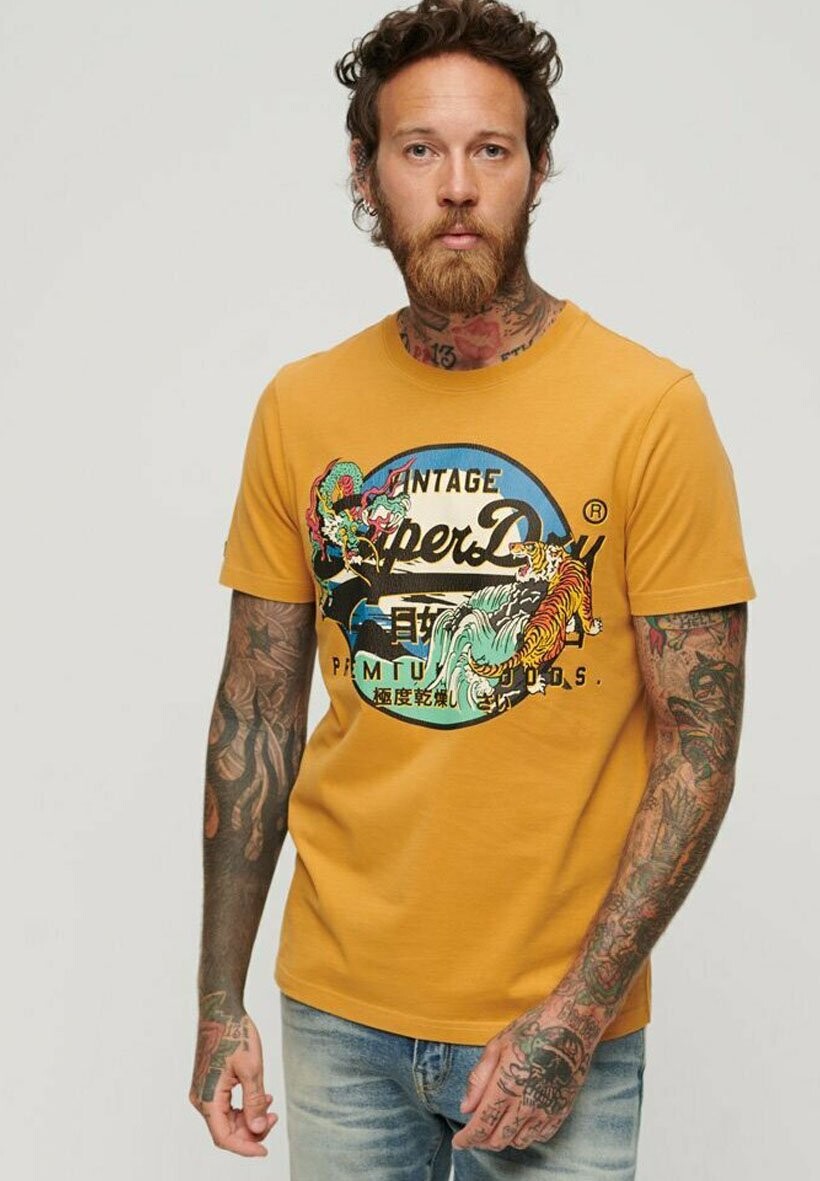 

Футболка с принтом JAPANESE VINTAGE LOGO GRAPHIC Superdry, цвет turmeric tan