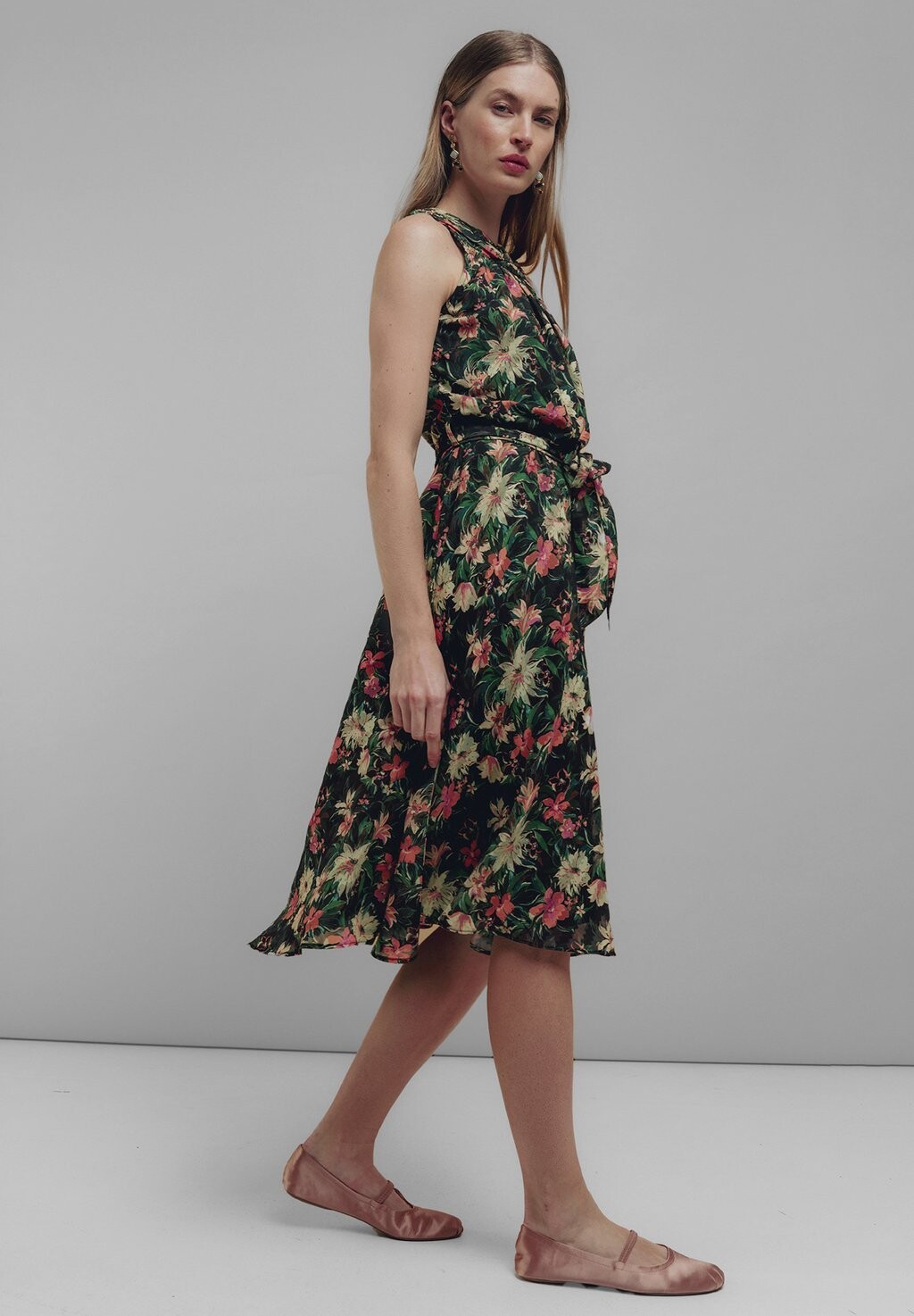 

Повседневное платье MIDI HALTER ESTAMPADO FLORAL NIZA, темно-зеленый