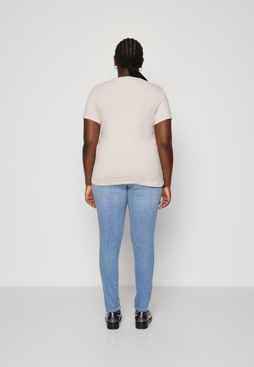

Базовая футболка Logo V Neck Calvin Klein, роза