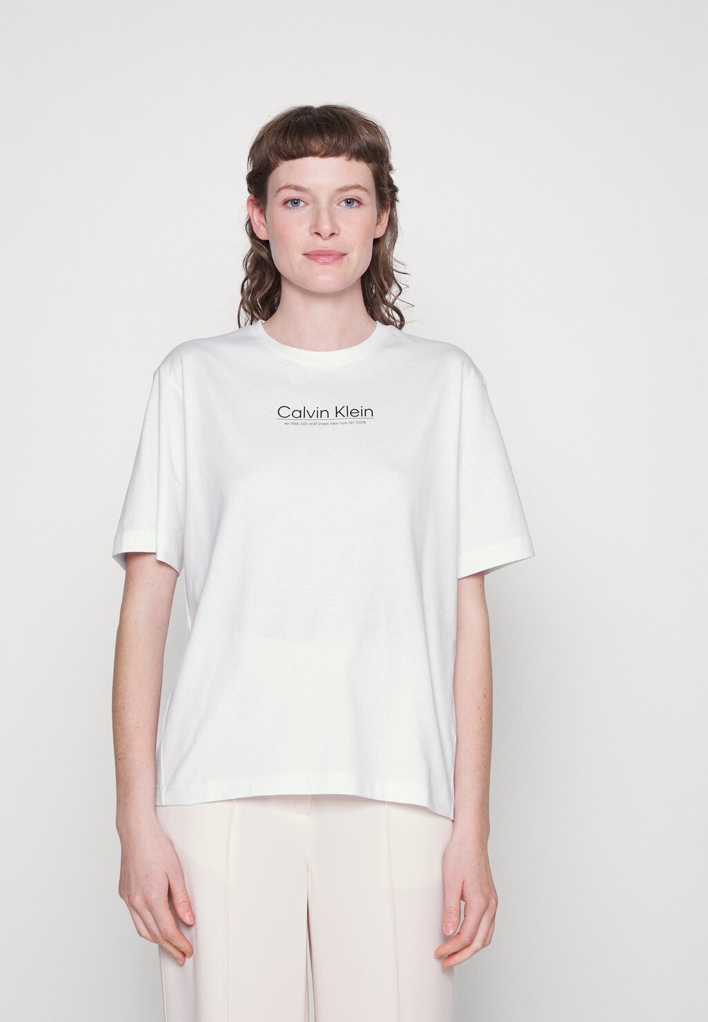 

Футболка с принтом Calvin Klein, белый