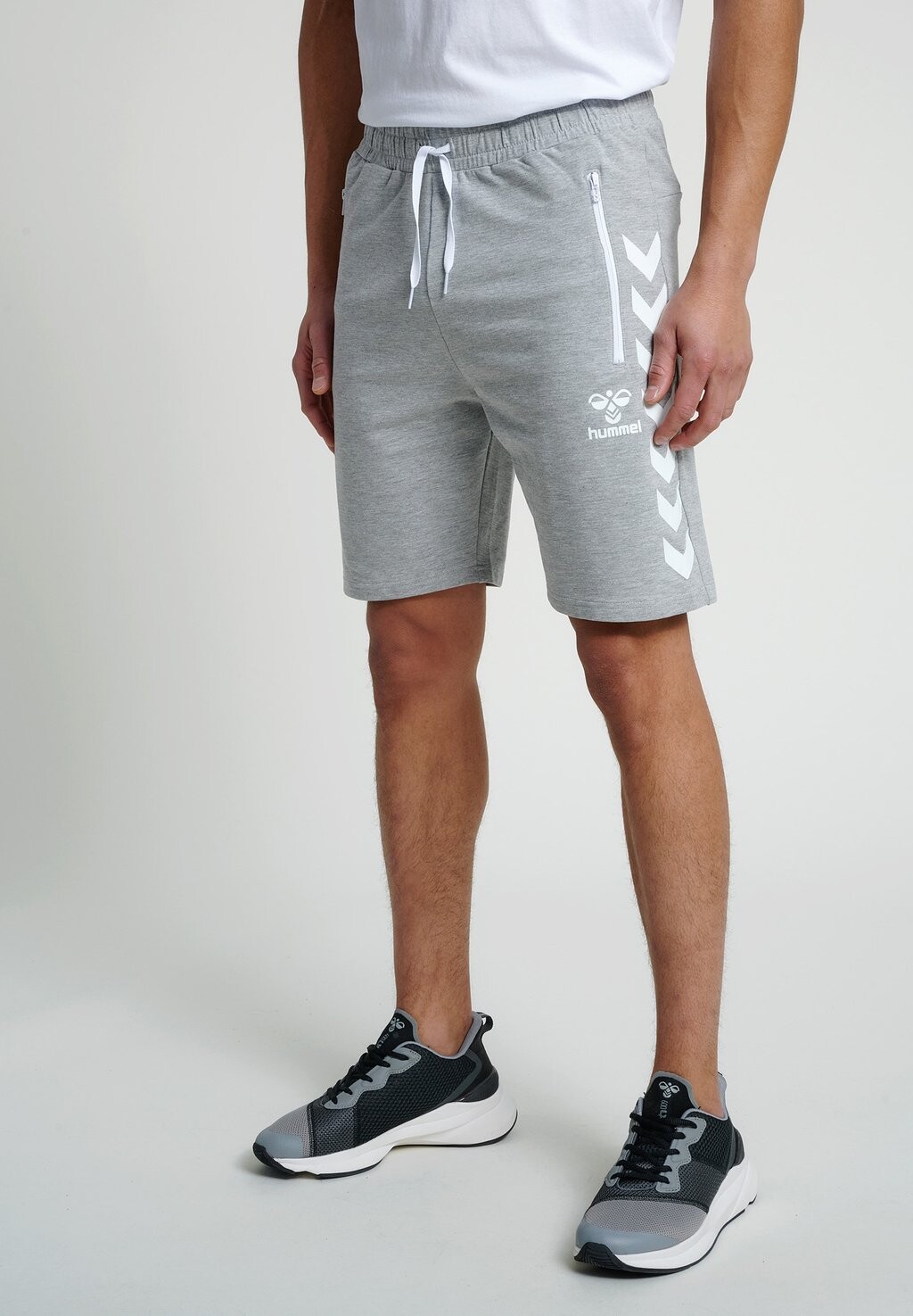 

Спортивные шорты Hummel