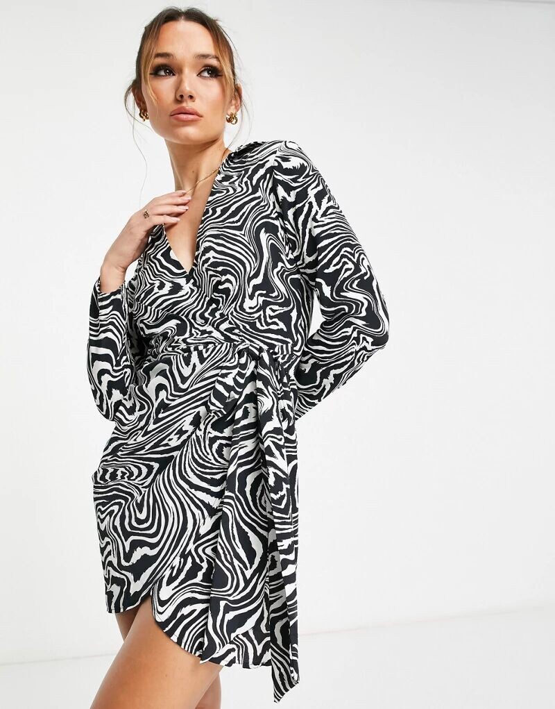 

Короткое черное платье-рубашка с запахом и животным принтом River Island
