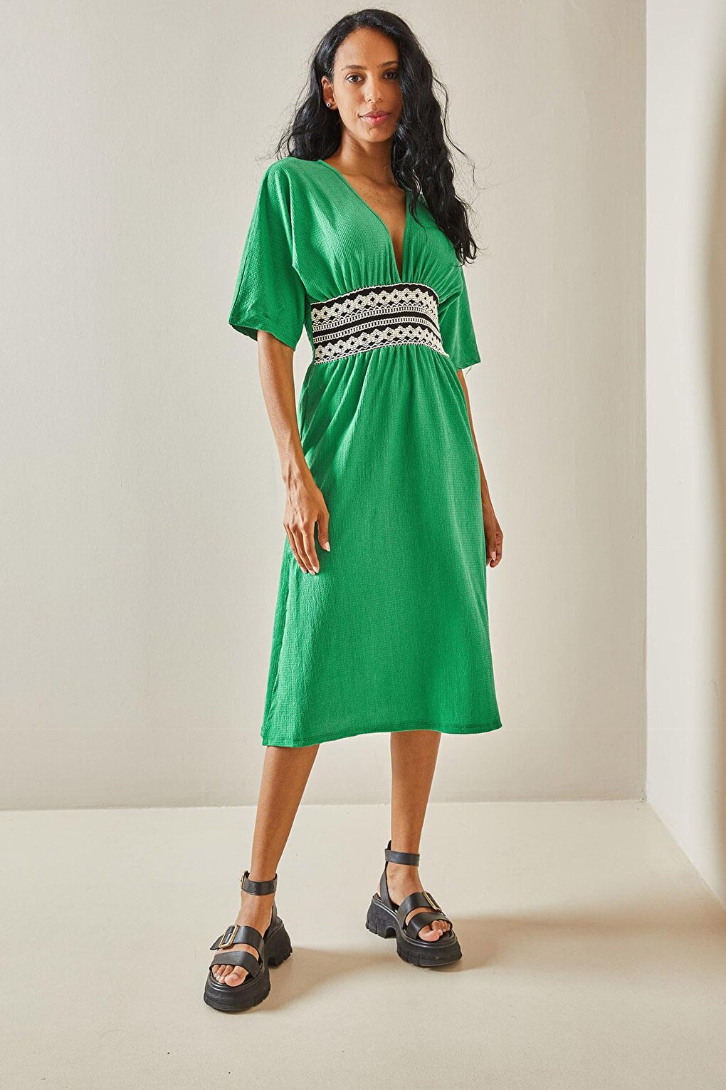 цена Зеленое текстурированное платье с поясом 3YXK6-47403-08 XHAN
