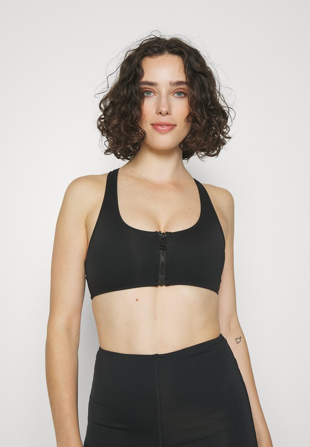 Бюстье COMPRESSION ZIP UP BRA Good American, черный