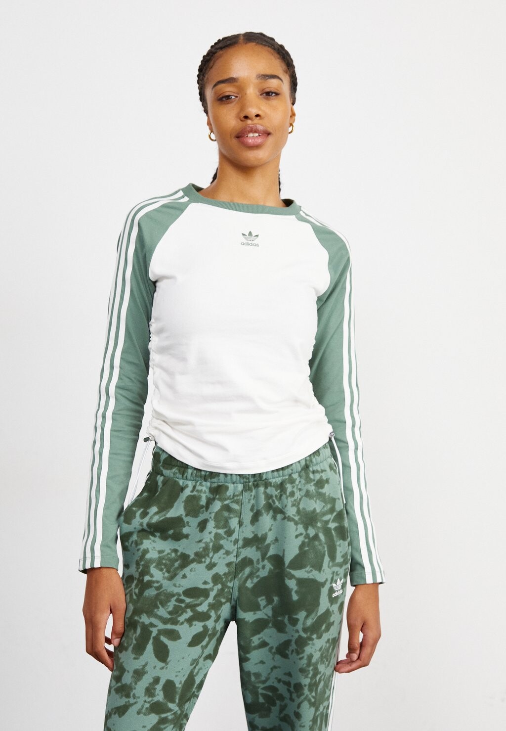 

футболка с длинными рукавами Slim Fit Tee adidas Originals, цвет core white/trace green