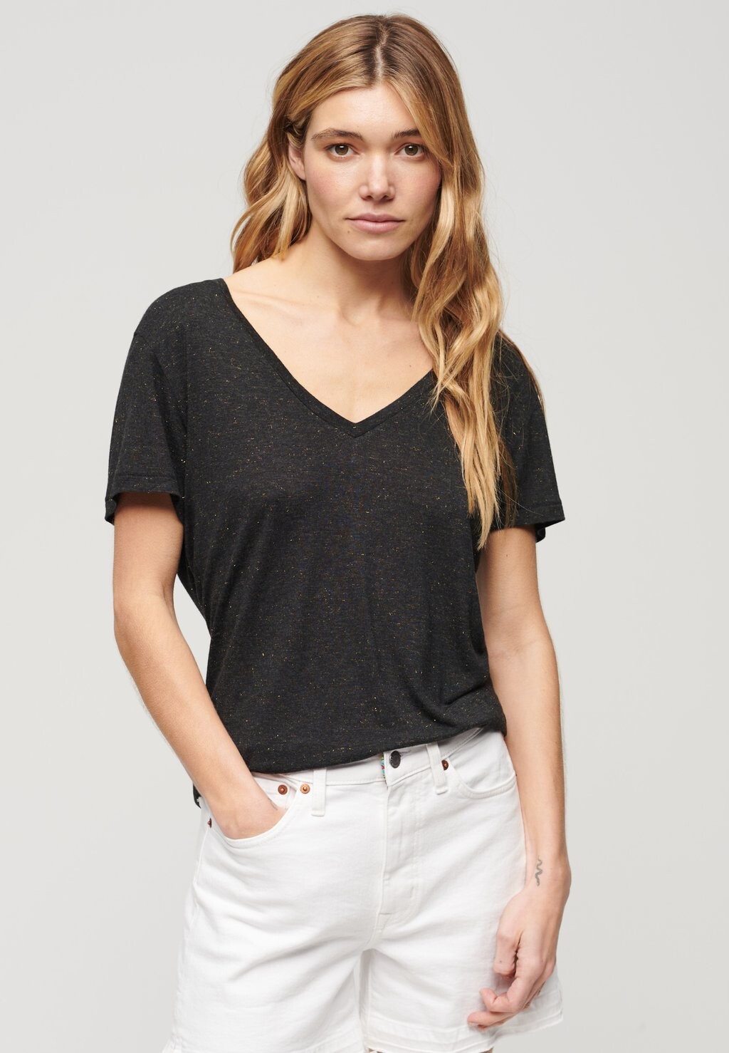 

Футболка с принтом EMBROIDERED V-NECK Superdry, цвет black metallic