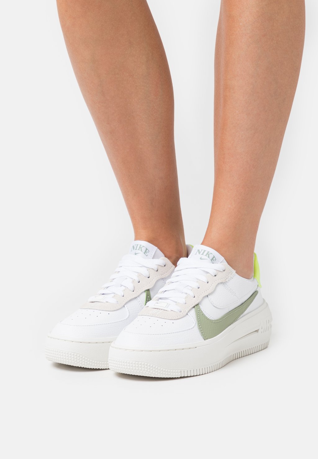 

Кроссовки Nike Wmns Af1 Plt.Af.Orm Cg, белый / масло зеленый