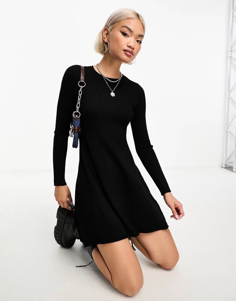 Короткое трикотажное платье Only с плиссированной юбкой черного цвета