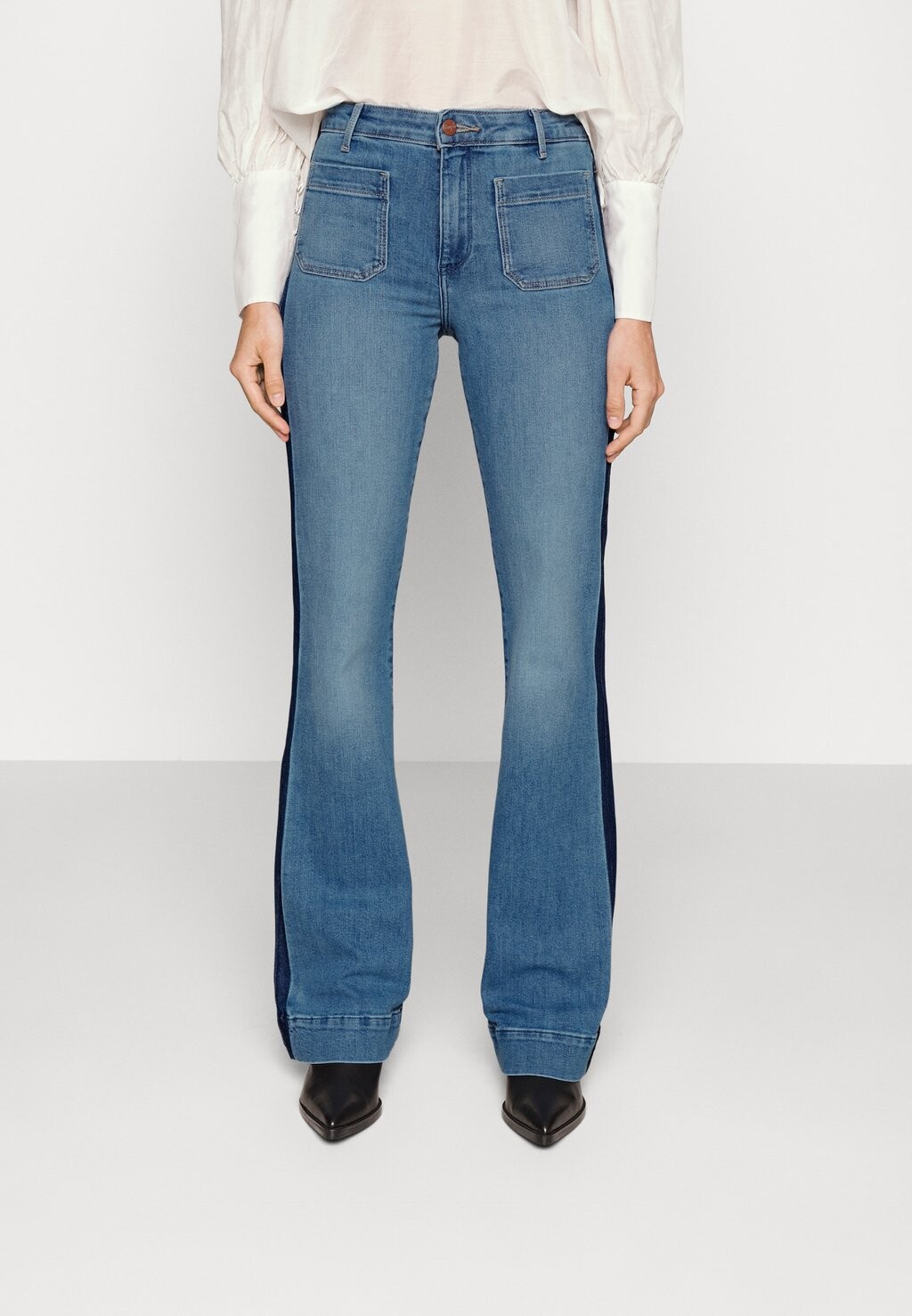 

Расклешенные джинсы Wrangler