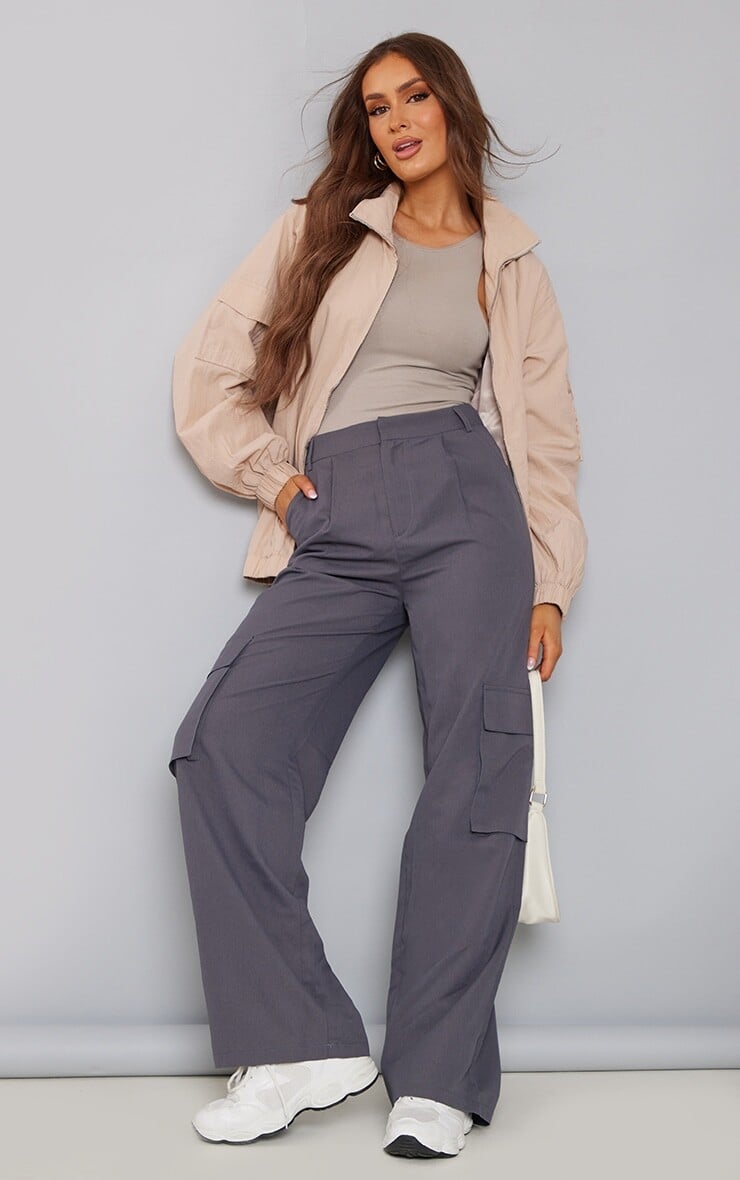 

PrettyLittleThing Темно-серые брюки делового назначения из персиковой кожи со значком