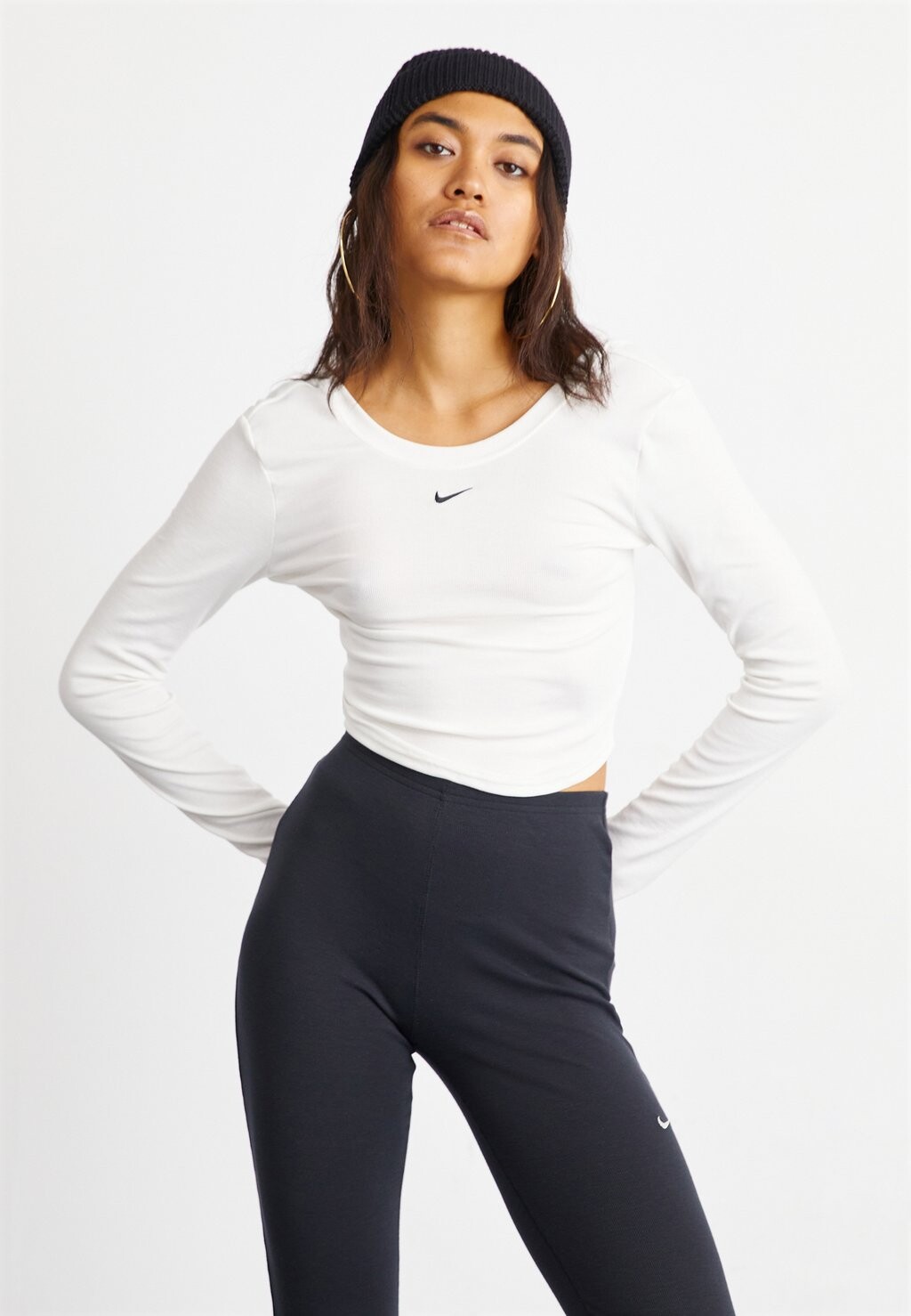 

Футболка с длинным рукавом Nike, парус/(черная)