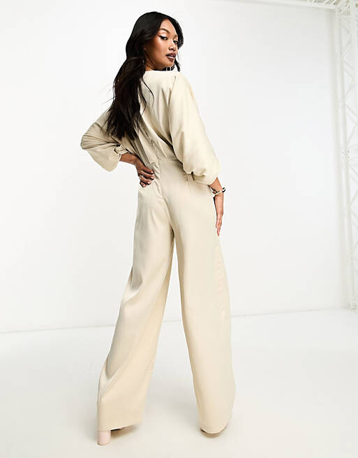 

Комбинезон широкого кроя с V-образным вырезом и рукавами "летучая мышь" In The Style