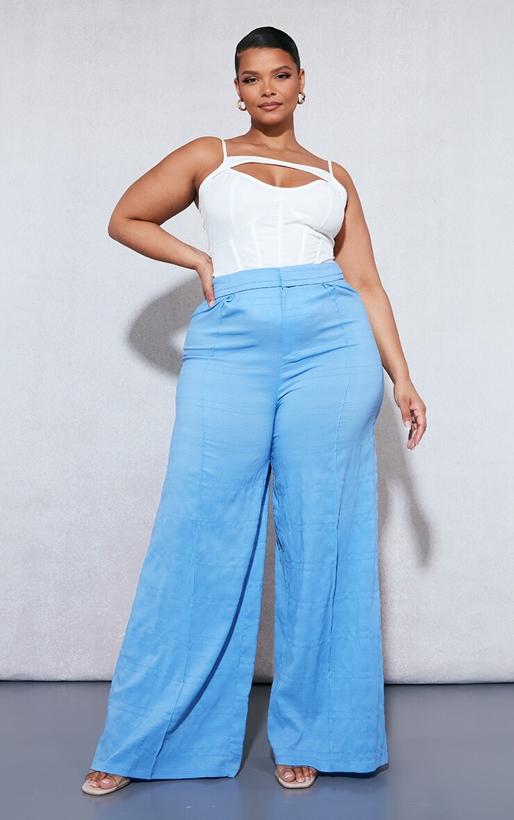 

PrettyLittleThing Синие фактурные широкие брюки с высокой талией Plus, Синий