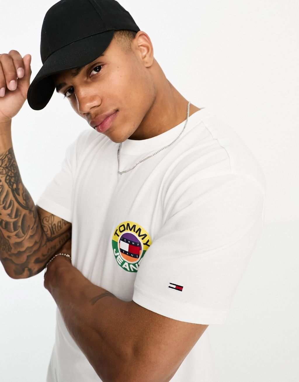 

Белая классическая футболка с круглым флагом Tommy Jeans