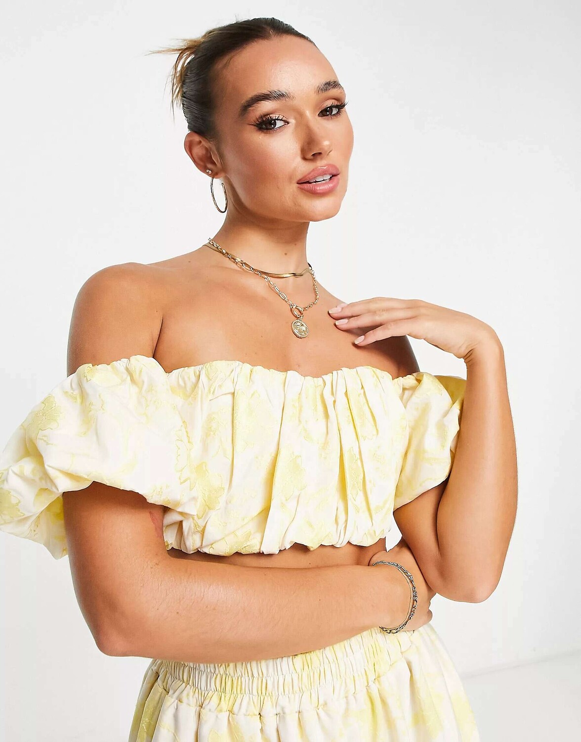 

Желтый жаккардовый топ с открытыми плечами и пышным узором ASOS