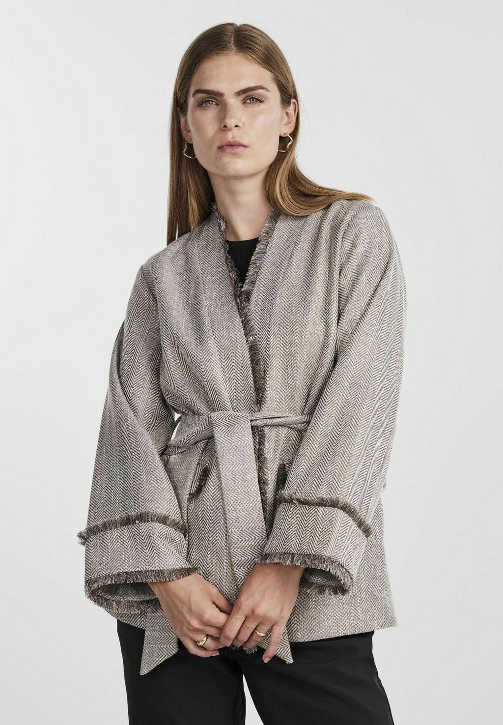 

Куртка из синтетической кожи YAS ЯСМЕККА, цвет taupe gray