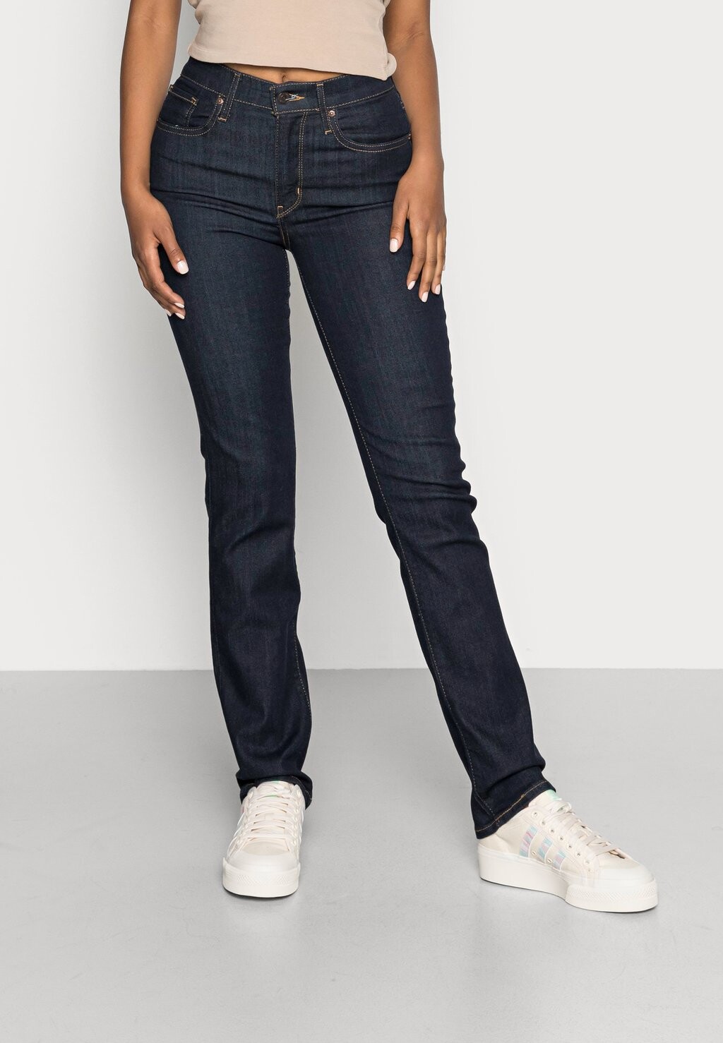 

Джинсы облегающего кроя Levi's