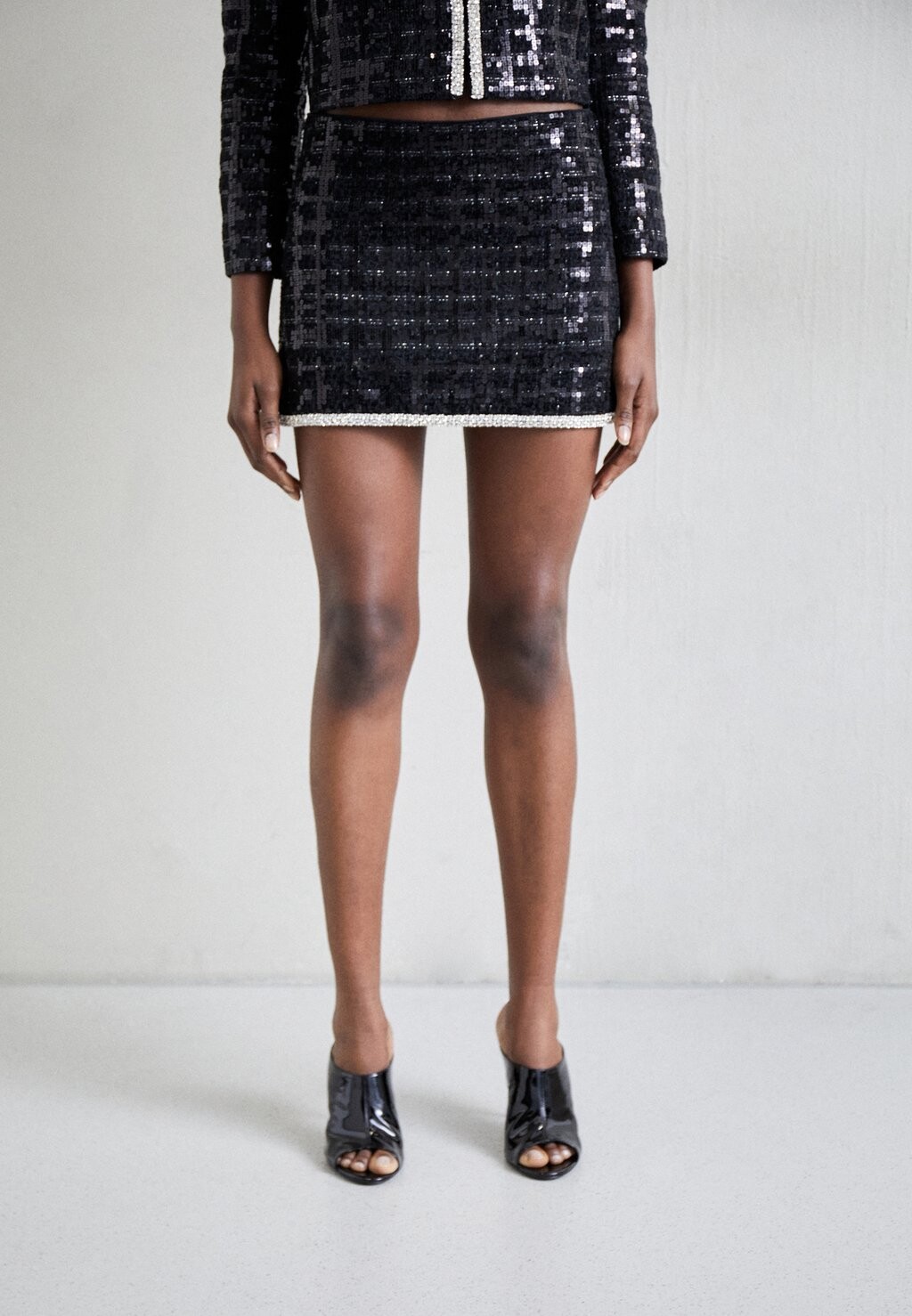 

Юбка мини Rubi Micro Skirt Alice + Olivia, черный