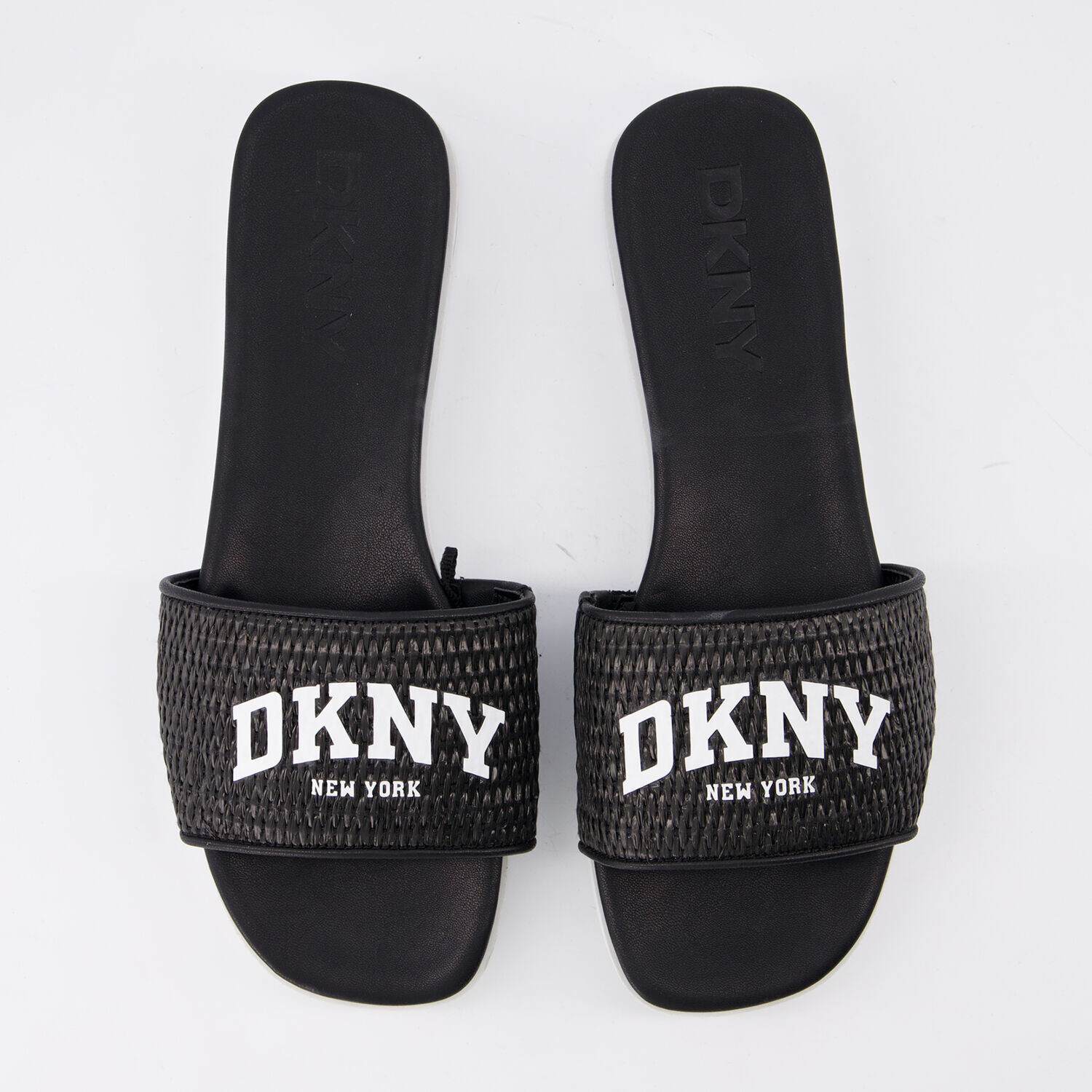 

Черные шлепанцы с логотипом и ремешками из рафии DKNY