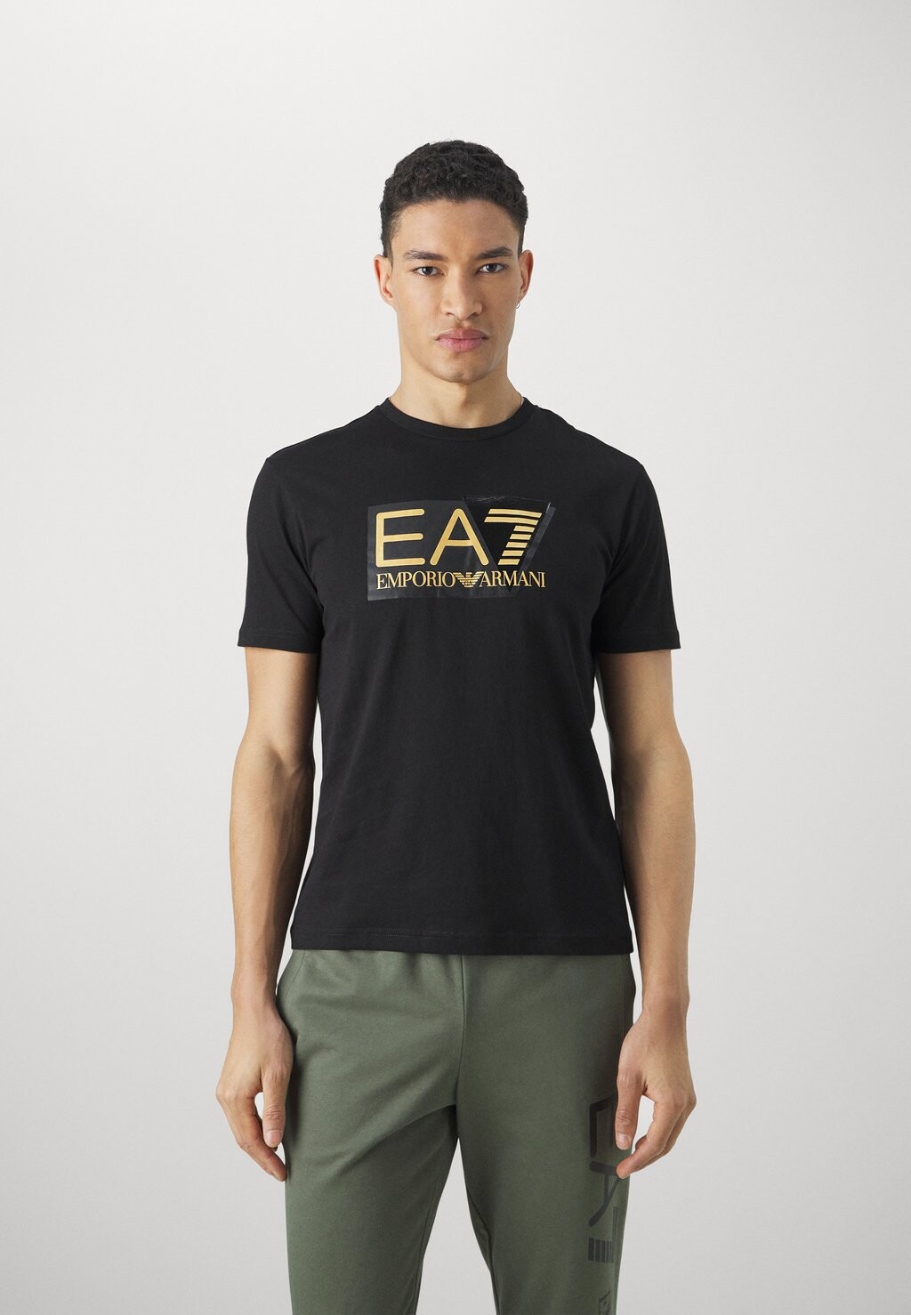 

Футболка с принтом EA7 Emporio Armani, черный/золотой