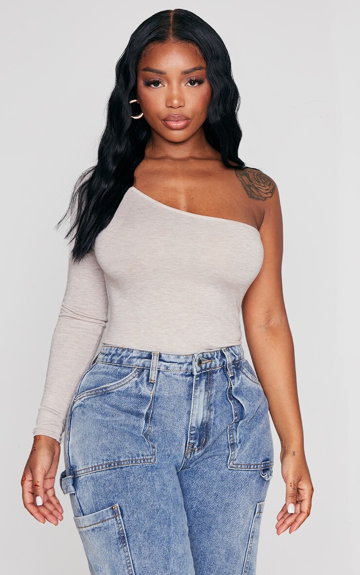 

PrettyLittleThing Боди на одно плечо из джерси Shape Oatme