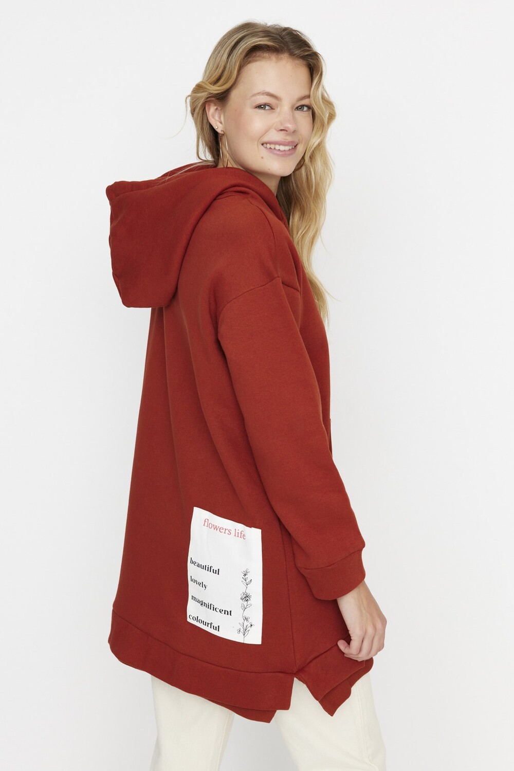 

Вязаный свитшот с капюшоном и деталью на спине Trendyol Modest, оранжевый