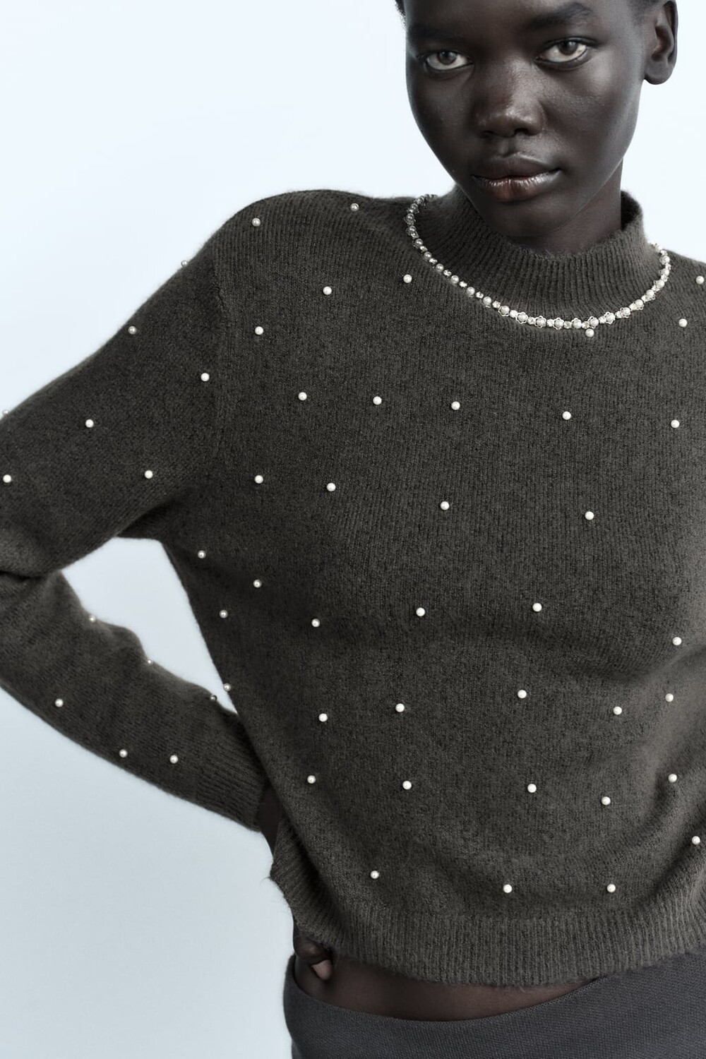 

Вязаный свитер с искусственным жемчугом ZARA, серый
