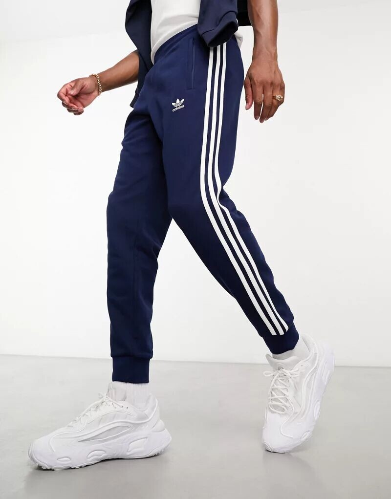 

Темно-синие джоггеры с тремя полосками adidas Originals adicolor