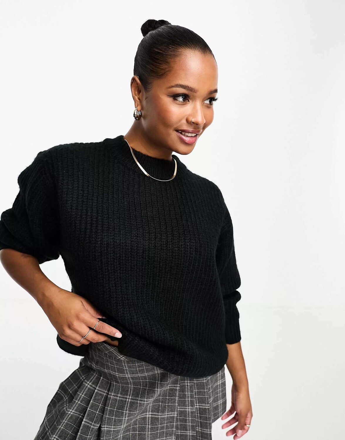 

Черный пышный джемпер в рубчик с круглым вырезом ASOS DESIGN Petite