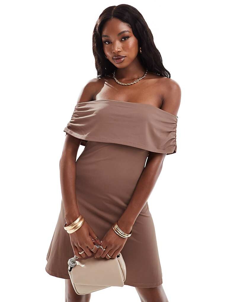 

ASOS DESIGN – коричневое мини-платье с открытым вырезом