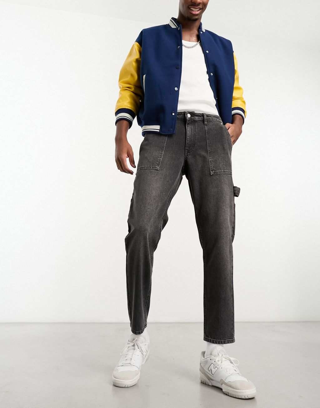 

Черные классические жесткие джинсы ASOS DESIGN с деталями Carpenter