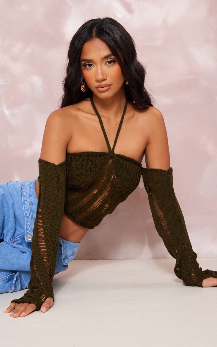 

PrettyLittleThing Укороченный вязаный топ с открытыми плечами Petite цвета хаки