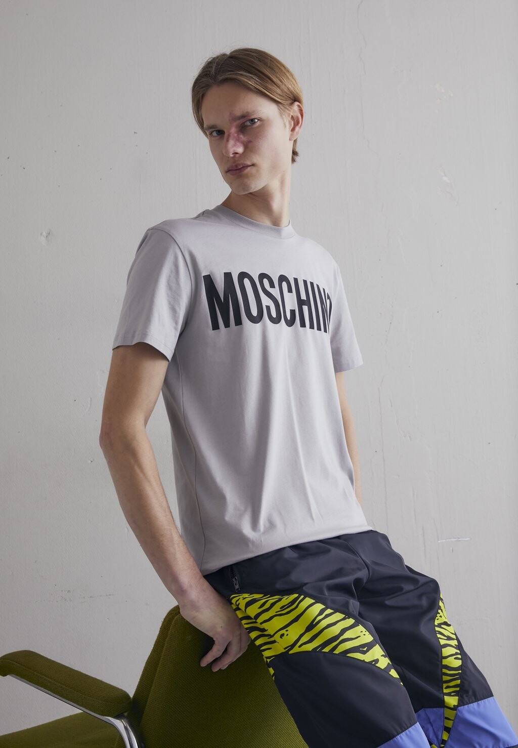 

Футболка с принтом MOSCHINO, цвет fantasy grey