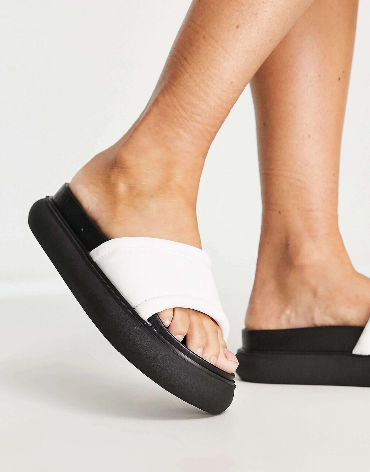 

Белые шлепанцы на плоской платформе Public Desire Woke