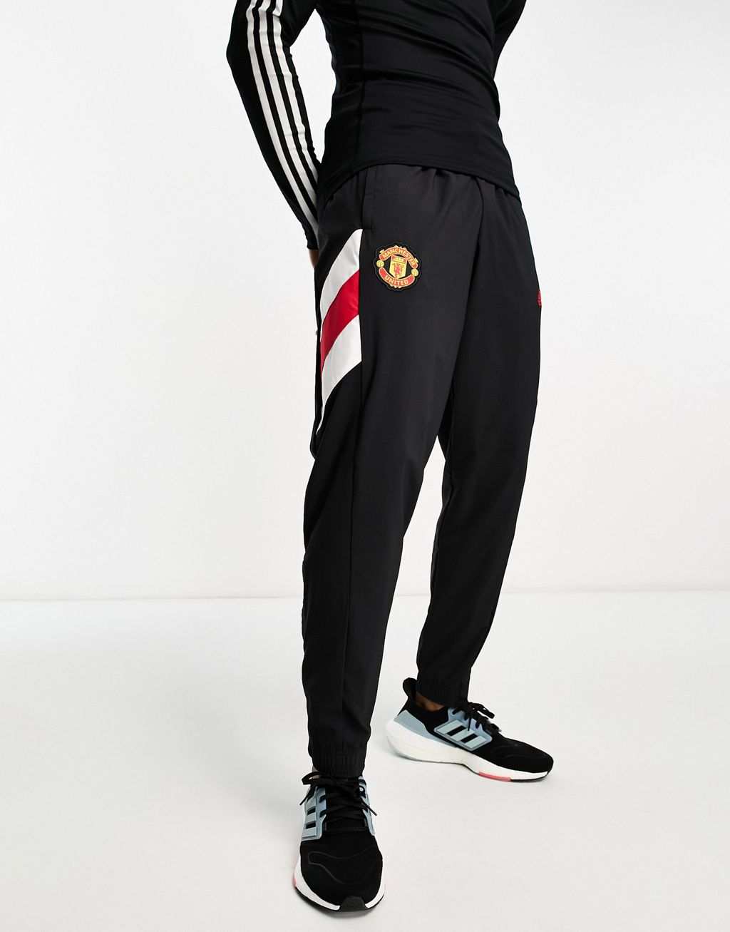 цена Черные джоггеры adidas Football Manchester United FC Icons