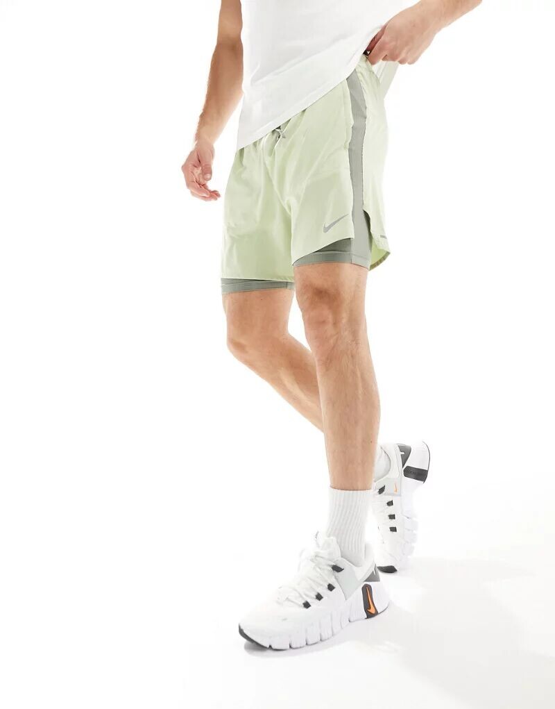 

Оливковые шорты 2 в 1 Nike Dri-Fit Stride 5 дюймов