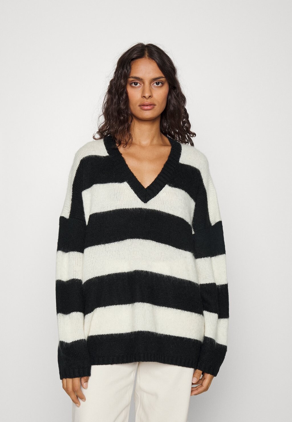 

Свитшот AllSaints LOU, цвет black/white