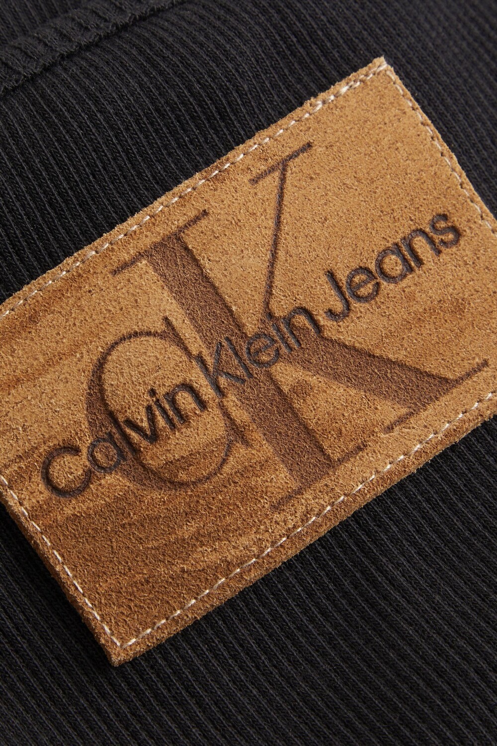 

Черное длинное платье в рубчик с нашивкой Calvin Klein Jeans, черный