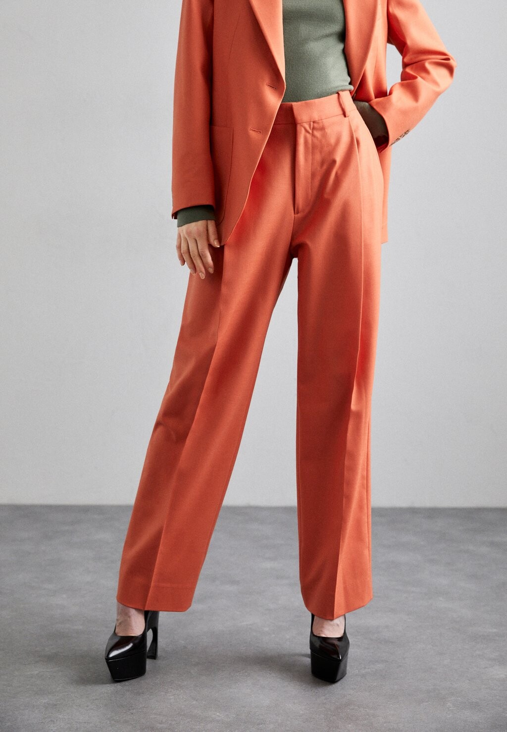 

Брюки Single Pleat Trouser Victoria Beckham, цвет papaya