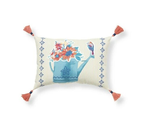 

Прямоугольная подушка для улицы The Pioneer Woman Watering Can, многоцветная, 14 x 20 дюймов