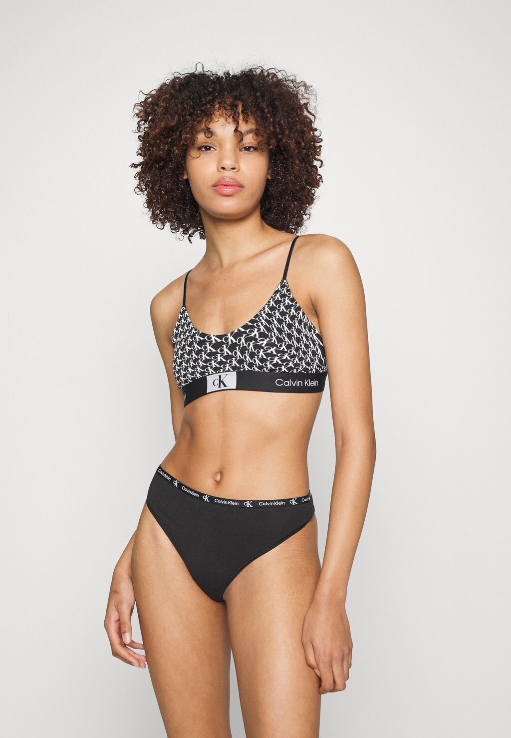 

Стринги Calvin Klein Underwear, черный