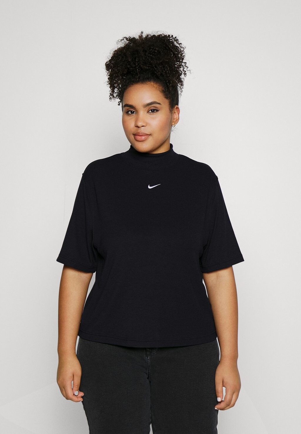 

Базовая футболка Nike, черный