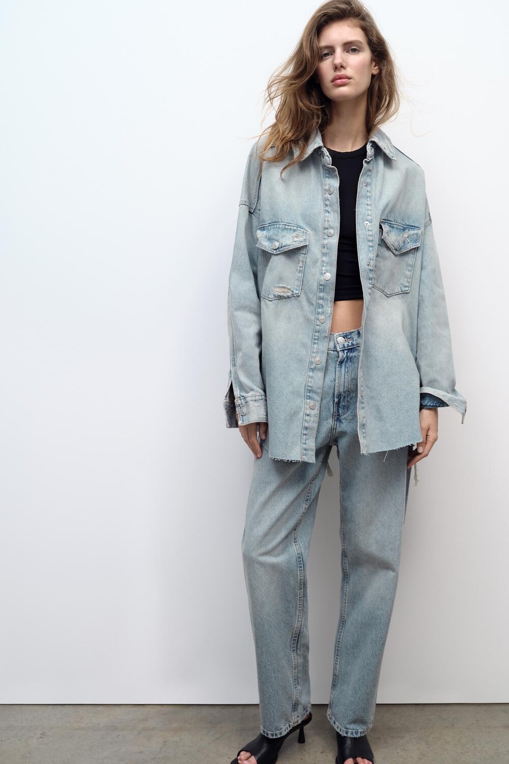 

Джинсы trf мешочные с рвами ZARA, светло-синий