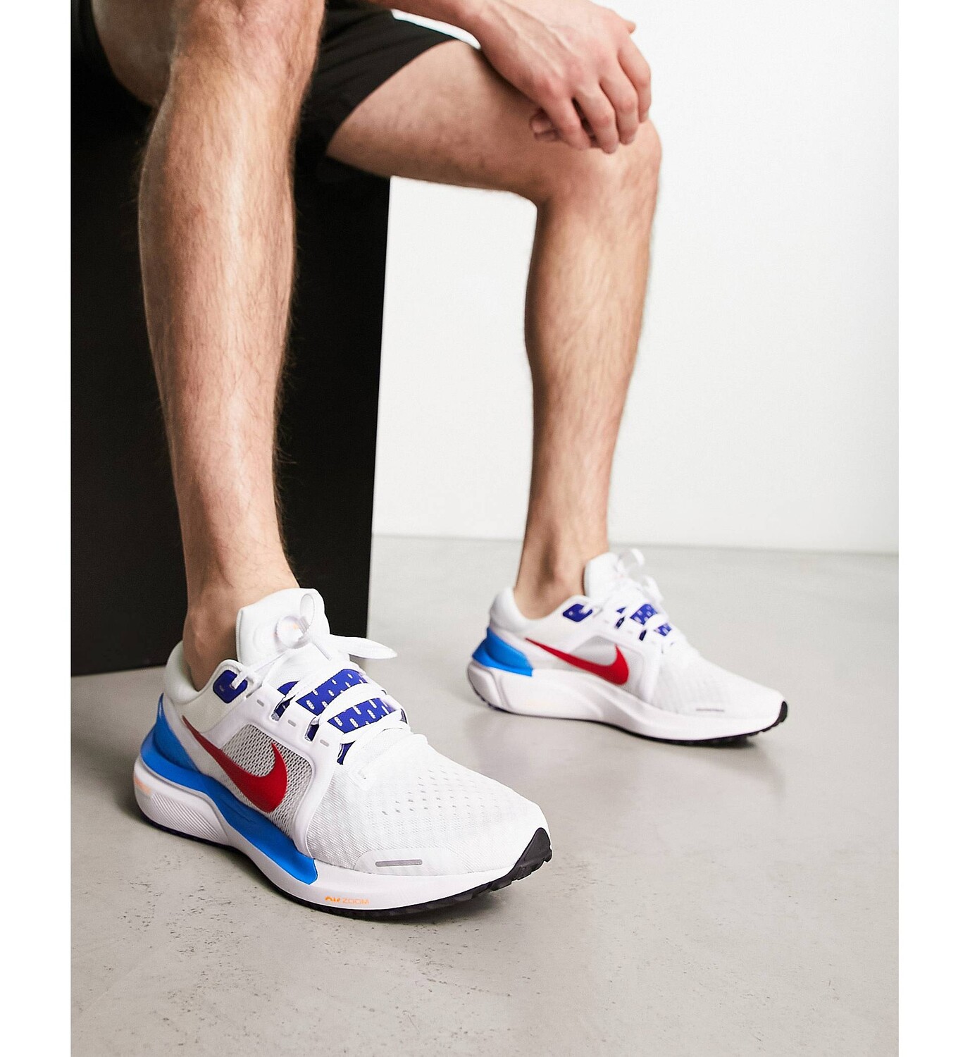 

Белые кроссовки Nike Running Air Zoom Vomero 16