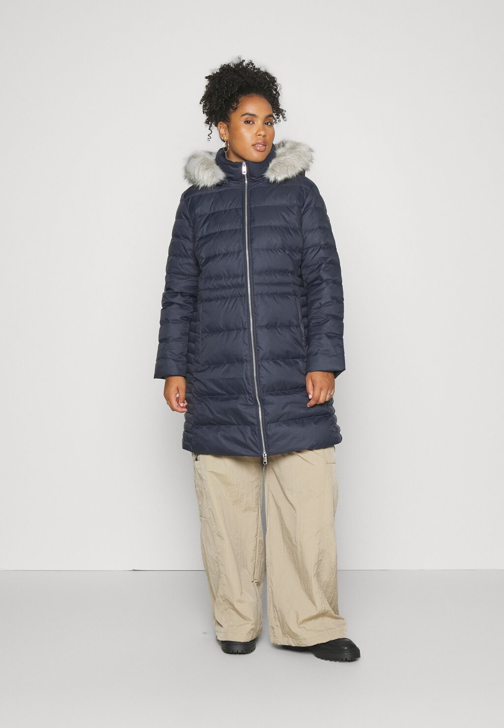 

Пуховик Tommy Hilfiger Curve TYRA COAT, цвет desert sky