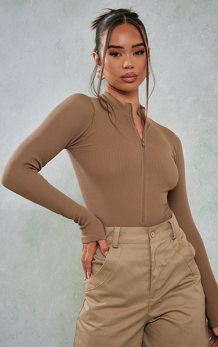 

PrettyLittleThing Боди с длинными рукавами и молнией в рубчик Toffee Contour
